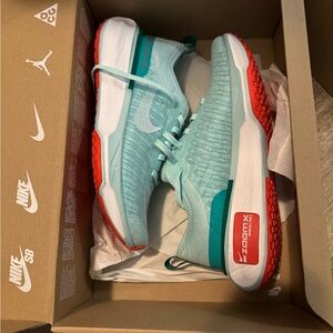 BNWT nike invincible 3 running sneakers size 7.5